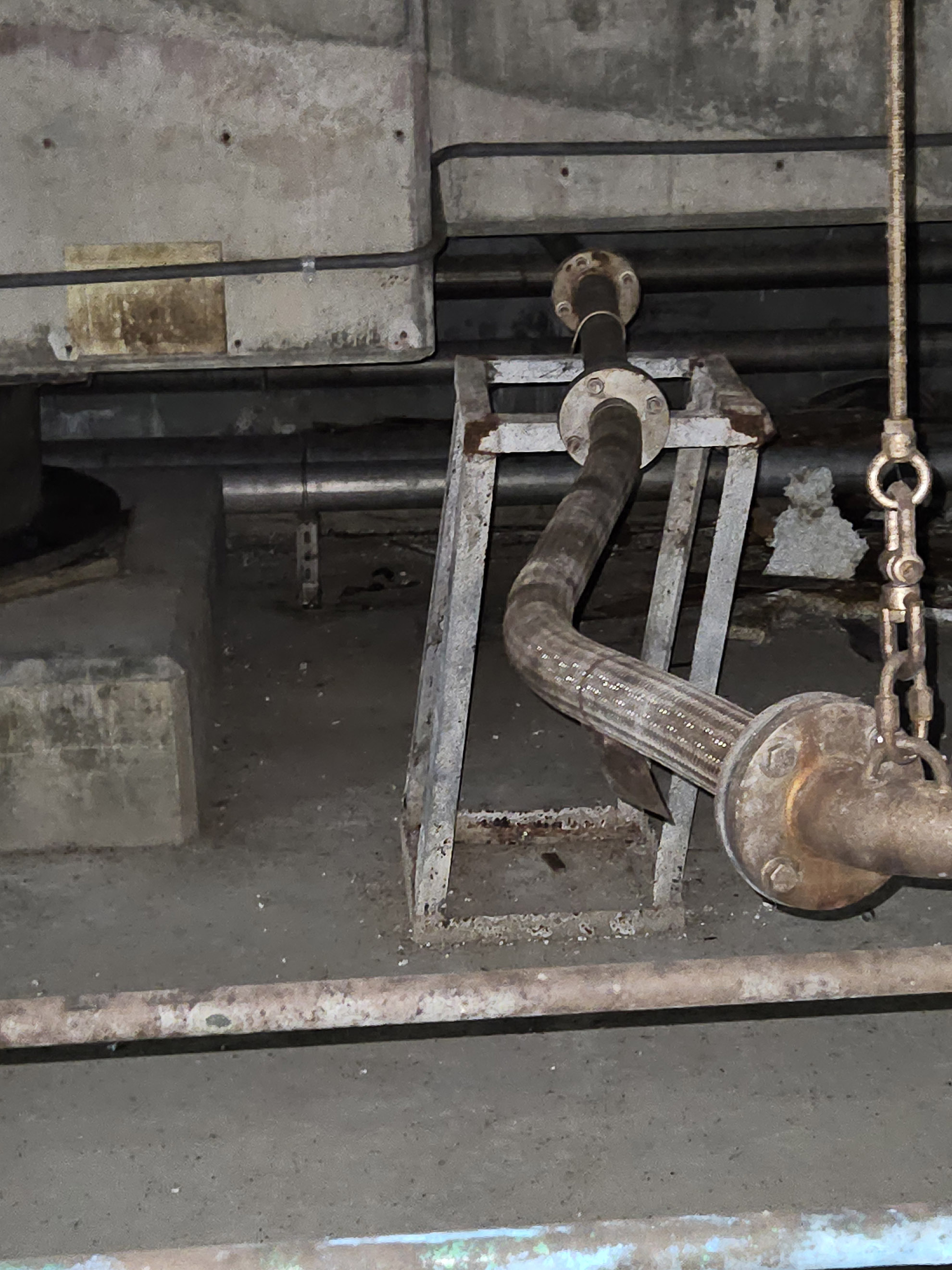 un des supports des canalisations a été endommagé du fait des déplacements important 